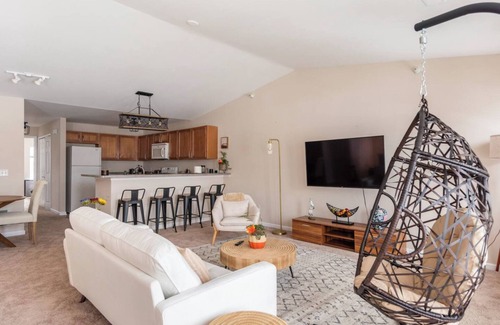 Ferndale Condo | Modern 3-Bed Downtown Apartment
