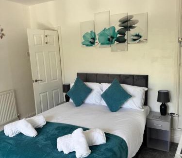 Loughborough House | Modern 3-Bed Family Home Sleeps 6 Fast- Wi-Fi Free-Parking- Private Patio