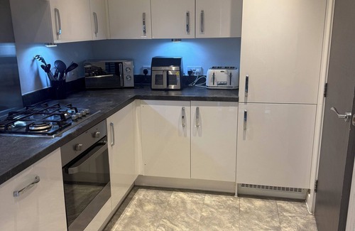 Borehamwood House | Modern 3-Bed | Free Parking | 4 Beds |