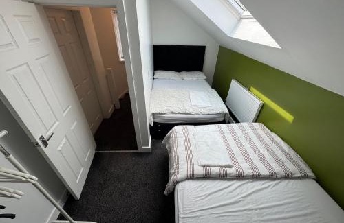 Greetland House | Modern 3- Bed Holiday Home - Private Parking Sleeps 10- 2 Min M62