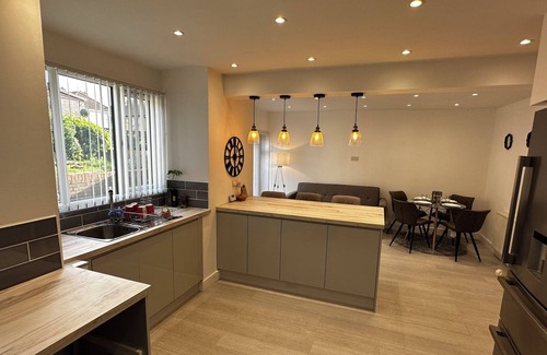 Bloxwich House | Modern 3 Bed Home Located in Solihull Located Near Birmingham Airport/nec