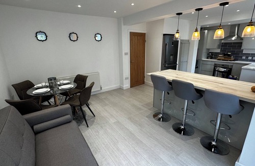 Bloxwich House | Modern 3 Bed Home Located in Solihull Located Near Birmingham Airport/nec