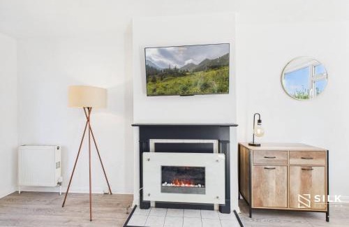 Cosham House | Modern 3 Bed Home Near QA Hospital, Sleeps 7