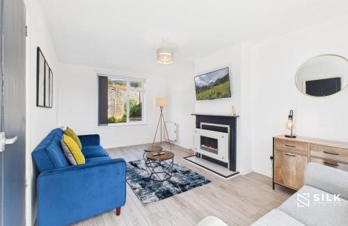 Cosham House | Modern 3 Bed Home Near QA Hospital, Sleeps 7