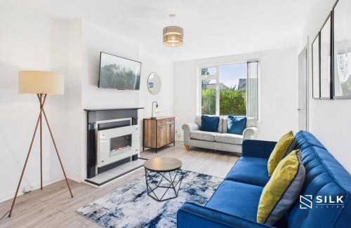 Cosham House | Modern 3 Bed Home Near QA Hospital, Sleeps 7