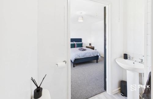 Cosham House | Modern 3 Bed Home Near QA Hospital, Sleeps 7