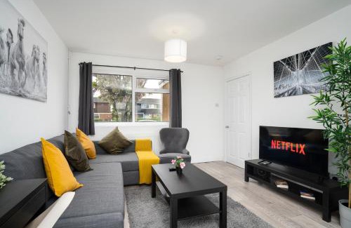 Lincoln Apartment | Modern 3 Bed House-Free Parking