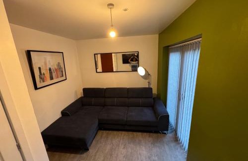 Greetland House | Modern 3- Bed House -Private Parking - sleeps 12- 2 Min M62