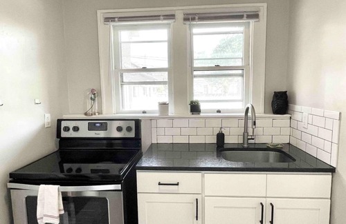 Weinland Park House | Modern 3 Bed- Near OSU- Walkable to Short North