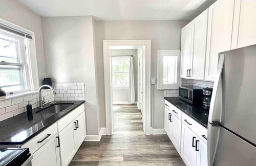Weinland Park House | Modern 3 Bed- Near OSU- Walkable to Short North