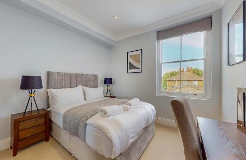 Hammersmith Broadway Apartment | Modern 3 Bed Penthouse in a Prime Central Location