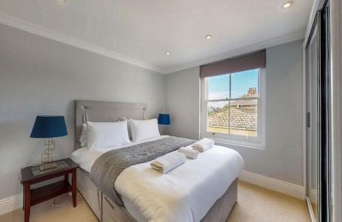 Hammersmith Broadway Apartment | Modern 3 Bed Penthouse in a Prime Central Location