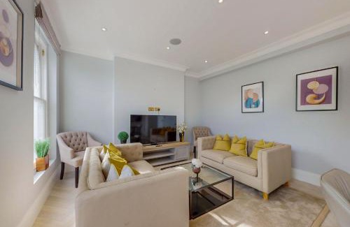 Hammersmith Broadway Apartment | Modern 3 Bed Penthouse in a Prime Central Location