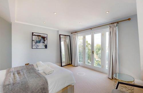 Hammersmith Broadway Apartment | Modern 3 Bed Penthouse in a Prime Central Location