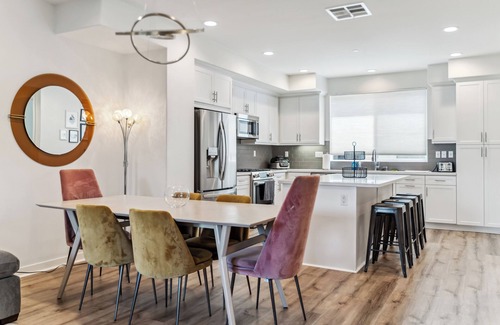 Valley Glen House | Modern 3 Bed W/Private Roof Deck!