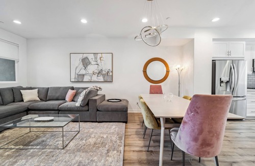 Valley Glen House | Modern 3 Bed W/Private Roof Deck!