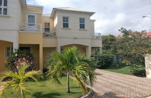 Atlantic Shores House | Modern 3 Bedroom Townhouse Close to the beach