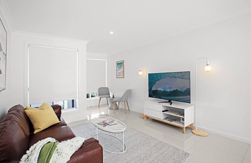Warilla House | Modern 3 bedroom townhouse 750m to the beach and foreshore in Lake Illawarra