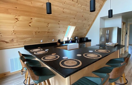 Jasper Ski Chalet | Modern 3-bedroom chalet with Starlink, hot tub, AC in delightful Jasper.