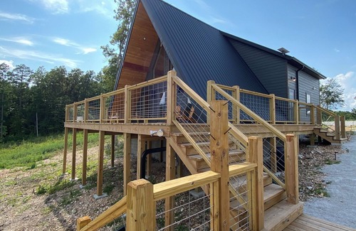 Jasper Ski Chalet | Modern 3-bedroom chalet with Starlink, hot tub, AC in delightful Jasper.