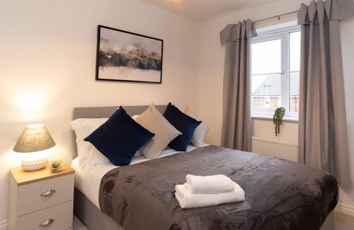Oakengates House | Modern 3 bedroom family property, close to attractions and amenities.