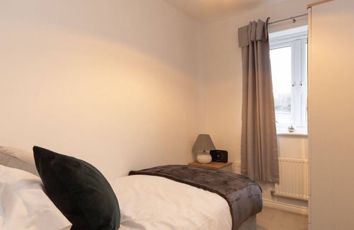 Oakengates House | Modern 3 bedroom family property, close to attractions and amenities.