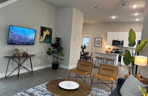 Terrell Heights House | Modern 3-bedroom House Features 3 Ensuite Baths, Close to Alamo Heights