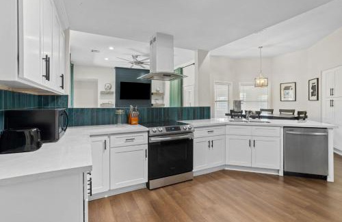 Lake Charles House | Modern 3 Bedroom Home with Pool