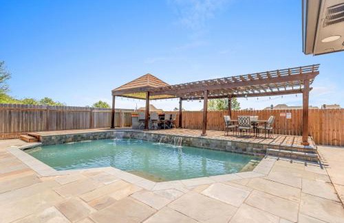 Lake Charles House | Modern 3 Bedroom Home with Pool