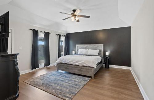 Lake Charles House | Modern 3 Bedroom Home with Pool