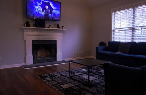 Auburn House | Modern 3 Bedroom Home w Theater Room & Laundry Area: Your Ultimate Comfort Zone