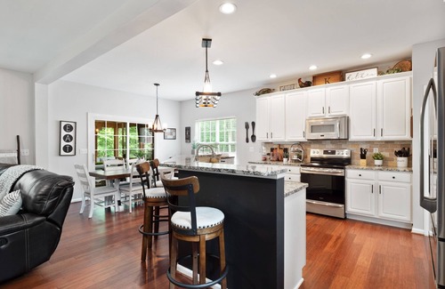 Concord House | Modern 3 Bedroom Home w/Gorgeous outside patio!