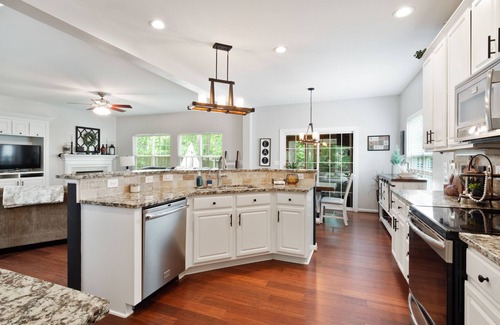 Concord House | Modern 3 Bedroom Home w/Gorgeous outside patio!