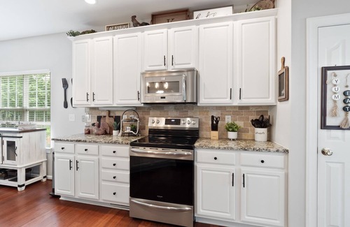 Concord House | Modern 3 Bedroom Home w/Gorgeous outside patio!