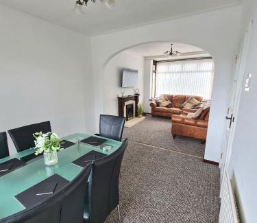 Castlereagh Apartment | Modern 3 bedroom house close to the city centre