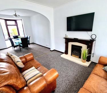 Castlereagh Apartment | Modern 3 bedroom house close to the city centre