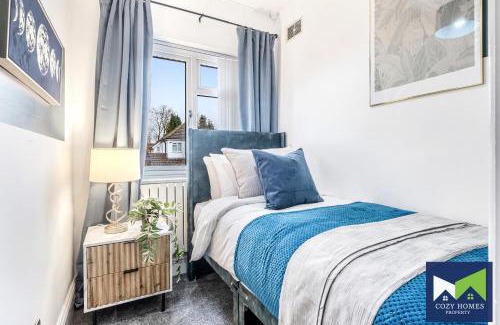 Hall Green House | Modern 3 Bedroom House with Ample Parking, Garden, Suitable for Families and Contractors, near Solihull, NEC, HS2