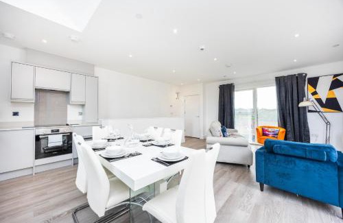 Finchley Church End Apartment | Modern 3 Bedroom House With Balconies & Parking