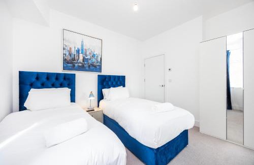 Finchley Church End Apartment | Modern 3 Bedroom House With Balconies & Parking