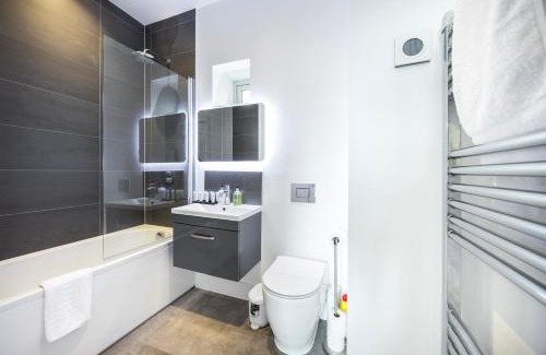 Finchley Church End Apartment | Modern 3 Bedroom House With Balconies & Parking