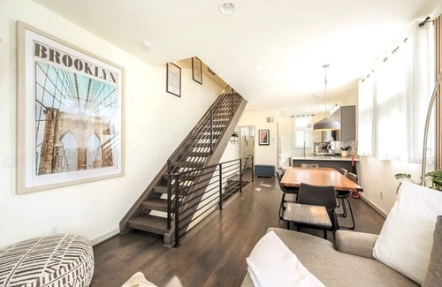 East Queen Anne House | Modern 3 Bedroom in Queen Anne with Rooftop + AC