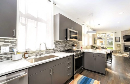 East Queen Anne House | Modern 3 Bedroom in Queen Anne with Rooftop + AC