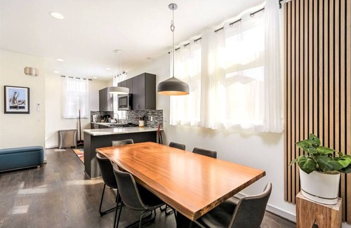 East Queen Anne House | Modern 3 Bedroom in Queen Anne with Rooftop + AC