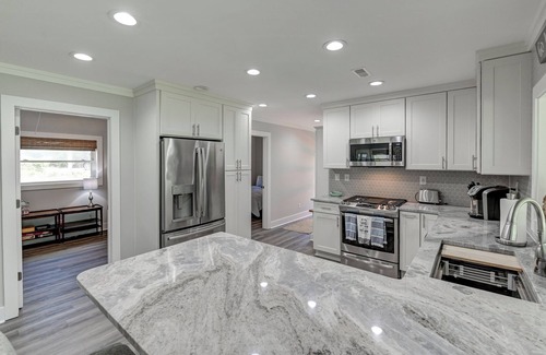 Chapin House | Modern 3-Bedroom on a Quiet Cove in Chapin
