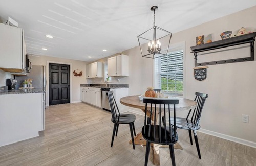 Roanoke House | Modern 3 bedroom Roanoke Residential Home