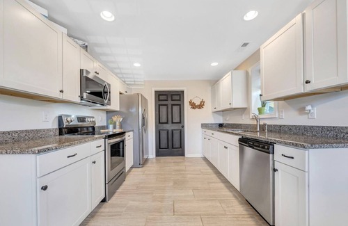 Roanoke House | Modern 3 bedroom Roanoke Residential Home