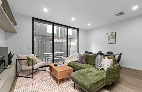 Bowden Apartment | Modern 3 Bedroom Townhouse Near Adelaide with Workspace and Parking
