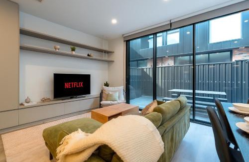 Bowden Apartment | Modern 3 Bedroom Townhouse Near Adelaide with Workspace and Parking