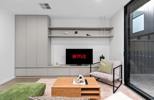 Bowden Apartment | Modern 3 Bedroom Townhouse Near Adelaide with Workspace and Parking