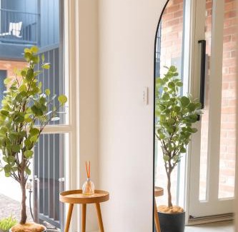 Bowden Apartment | Modern 3 Bedroom Townhouse Near Adelaide with Workspace and Parking